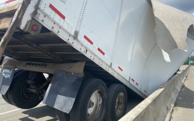 Split Trailer Blocking the I-405 in Renton Needed Accident Recovery